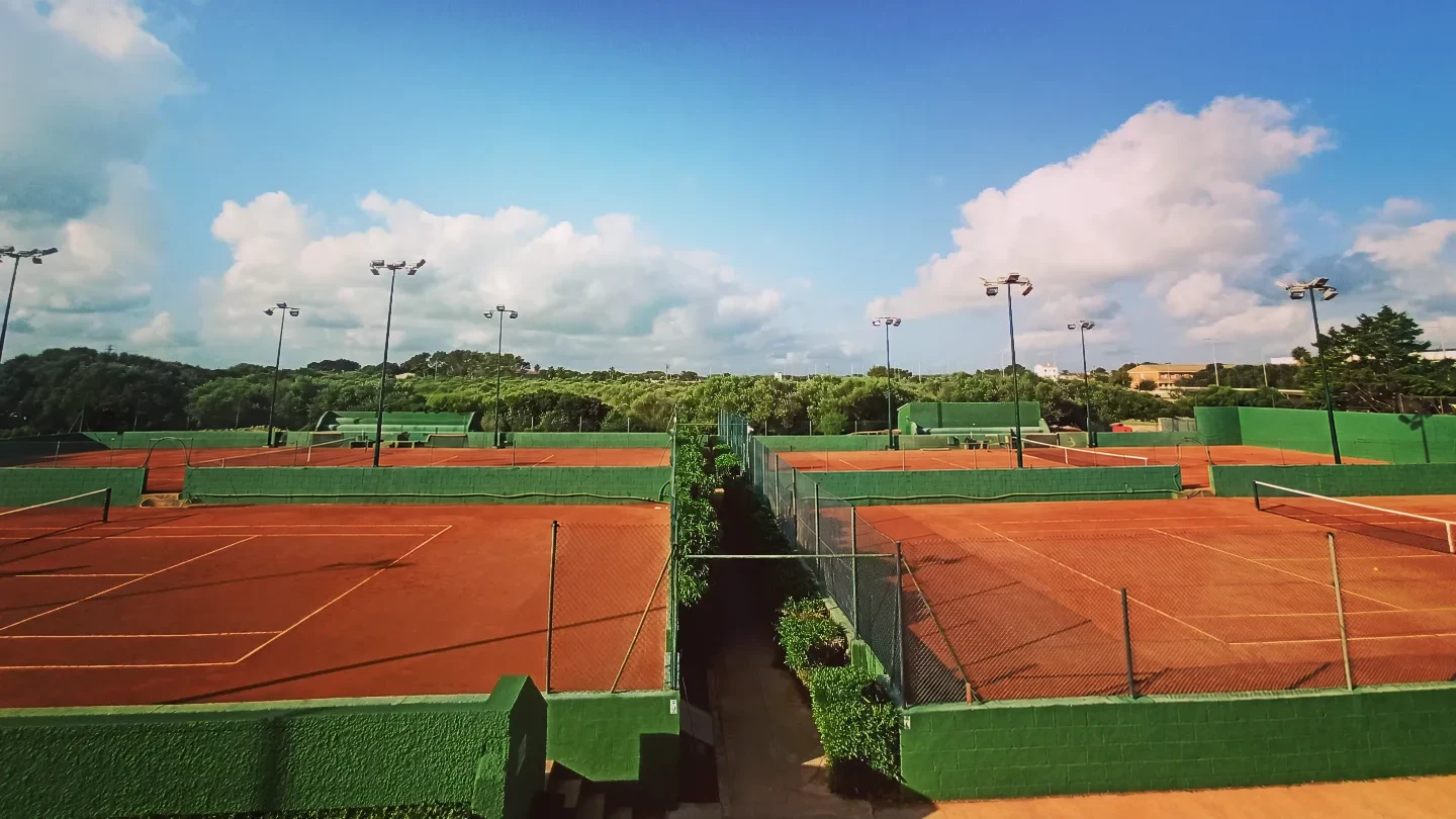 Pistas de tierra batida vacías del Club Tenis Mahón